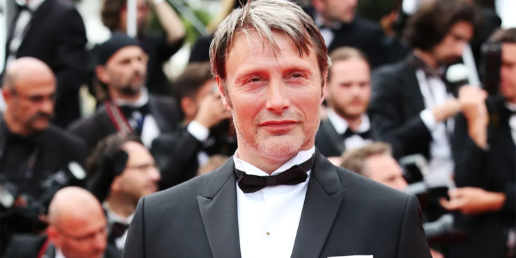 Mads Mikkelsen’li Sirius Cannes’ta Dikkatleri Üzerine Çekti