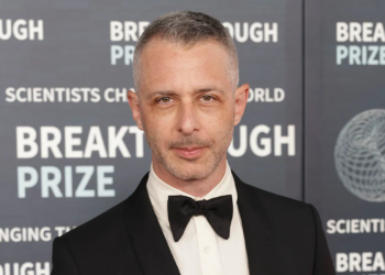 Jeremy Strong, The Social Network’un Devam Filminde Mark Zuckerberg’i Canlandıracak