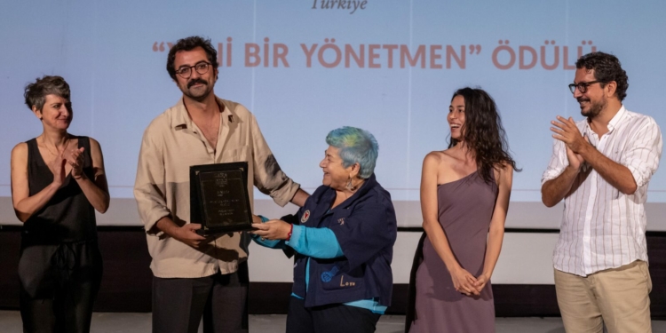 Ayvalık Uluslararası Film Festivali Başladı, “Yeni Bir …” Ödülü Bu Yıl Ölü Mevsim’in Yönetmeni  Doğuş Algün’e Verildi