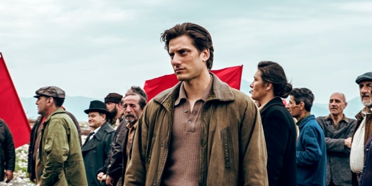 Sınıf Atlamak İsteyen İşçi: Martin Eden (2019)