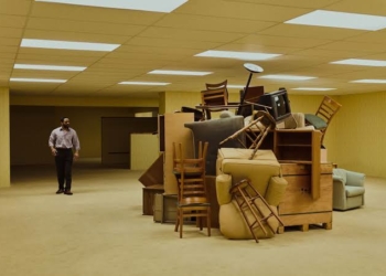 Tanıdık Bir Kâbusu Takip Etmek: Backrooms (2026)
