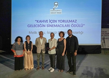 Ayvalık Uluslararası Film Festivali Başladı, Kahve İçen Yorulmaz Geleceğin Sinemacıları Ödülü İsimsiz Eserler Mezarlığı’nın Yönetmeni Melik Kuru’ya Verildi!