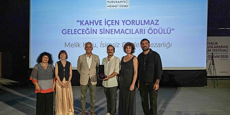Ayvalık Uluslararası Film Festivali Başladı, Kahve İçen Yorulmaz Geleceğin Sinemacıları Ödülü İsimsiz Eserler Mezarlığı’nın Yönetmeni Melik Kuru’ya Verildi!