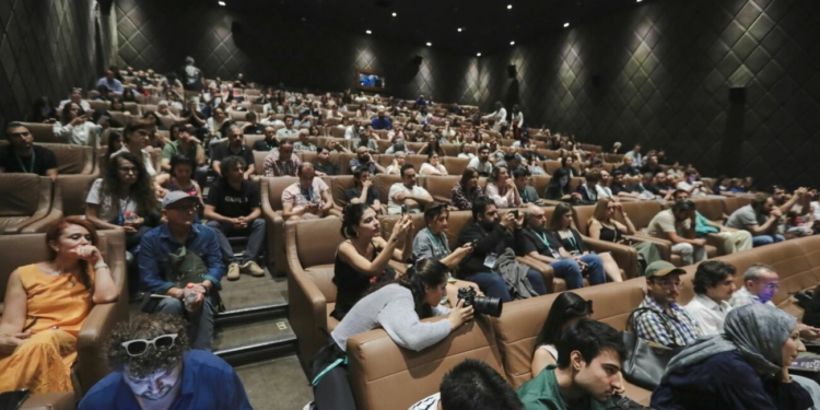 Adana Altın Koza’da Onur Ödülleri Sahiplerini Buldu! 7. Günde Ferzan Özpetek Masterclass’ı ve Patates Kızartması ile Beklenti’ye Dünya Prömiyeri