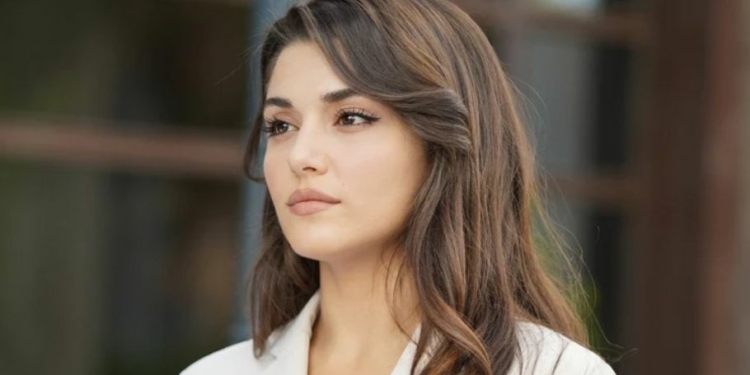 Hande Erçel, Nader Saeivar’ın Yeni Filminde Rol Alacak