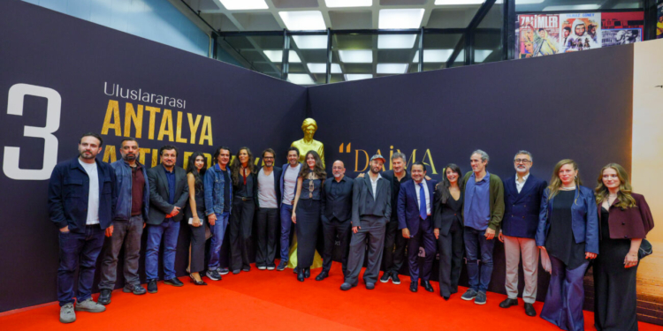 Türk ve Dünya Sinemasının Yıldızları Yarışma Bölümlerinde Seyirciyle Buluştu